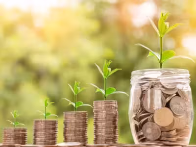 Ilustración de cuatro recipientes de cristal con monedas de los que brotan plantones.