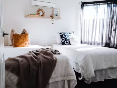 Una habitación clara, limpia, con un split de aire acondicionado en la pared